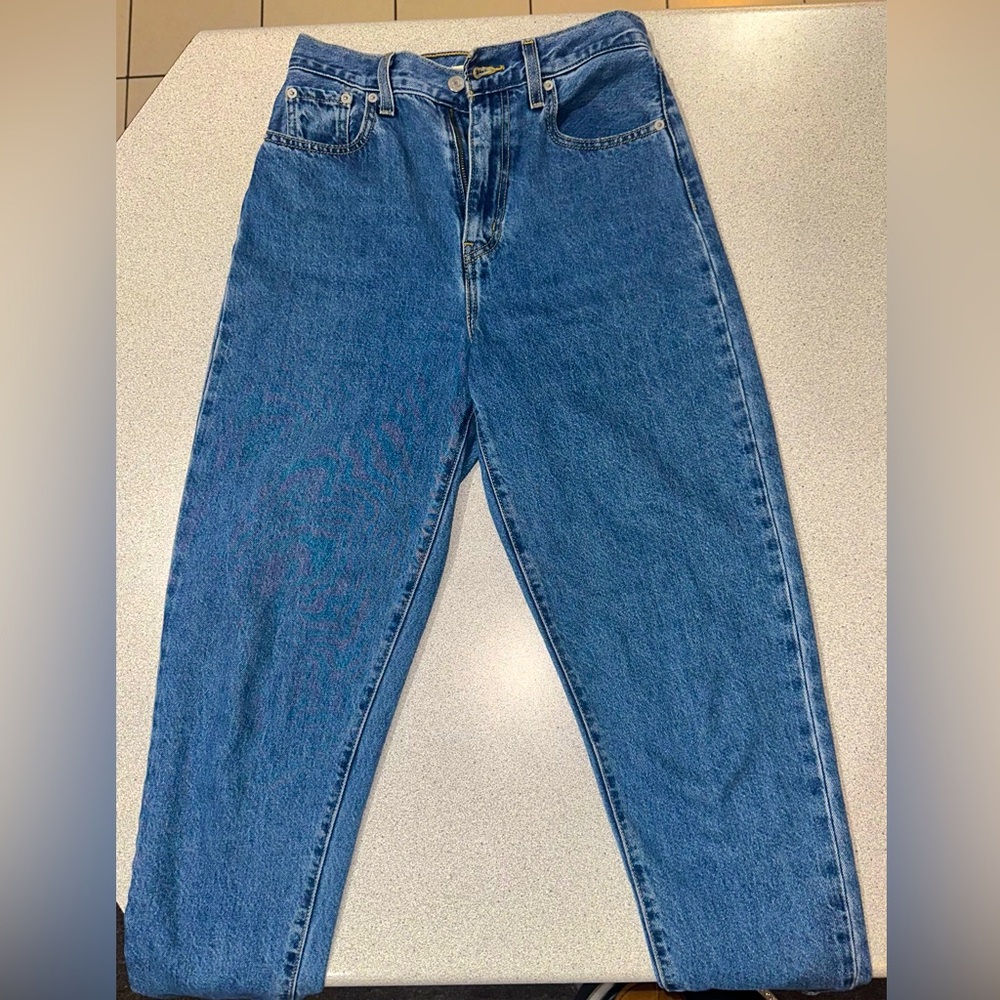 LEVI’s JEANS, size 25. Darker denim. High Loose Taper Ample Fuselé taille haute.
